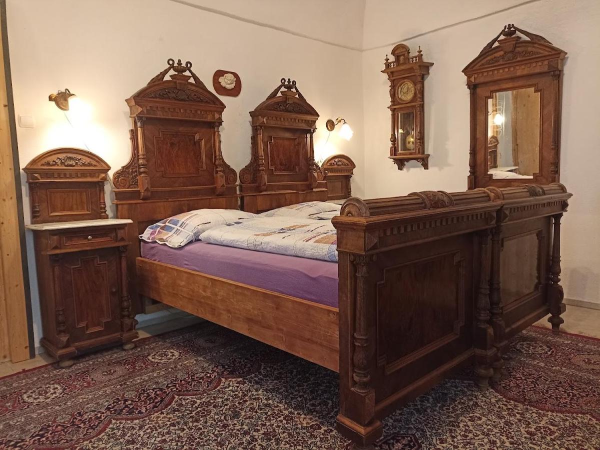 Zemianska Kuria Vachtar Otel Kralova Lehota Dış mekan fotoğraf