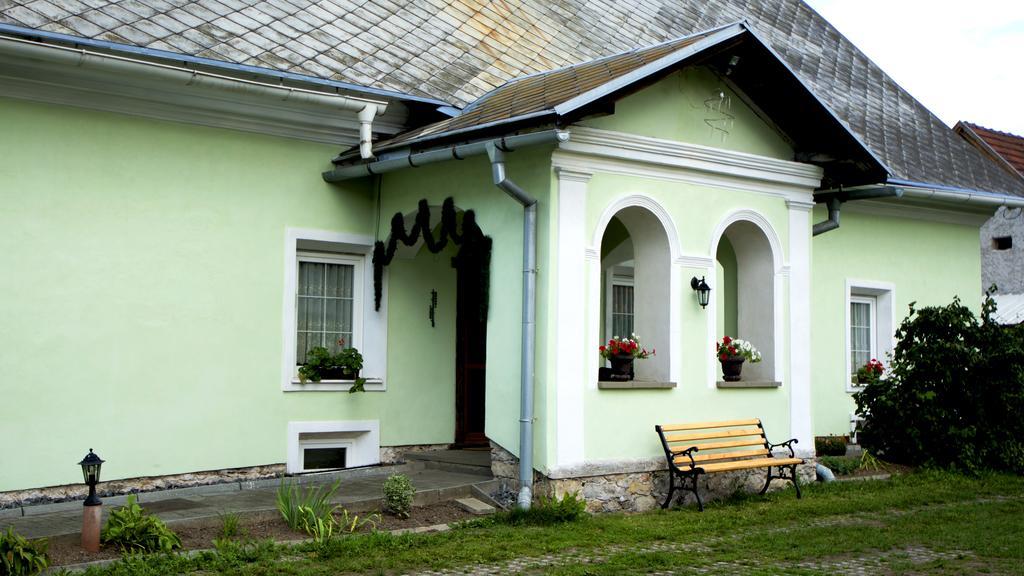 Zemianska Kuria Vachtar Otel Kralova Lehota Dış mekan fotoğraf